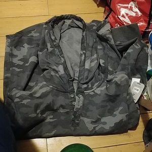 Camo pullnon hoodie, size large nwt